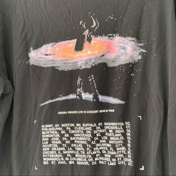 Ariana Grande Universe Sweetener Tour T-Shirt - Picture 6 of 7